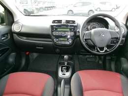 インパネ周りの画像です。シフトレバーはフロアタイプです。