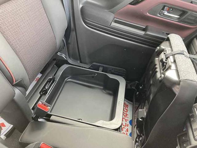 助手席を跳ね上げると取り外し可能な収納ボックスがあります！！