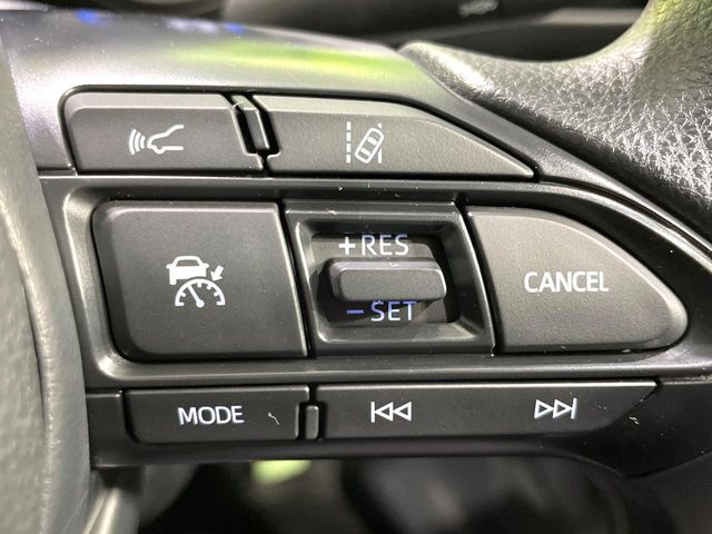 【レーダークルーズコントロール】高速道路での長距離走行が楽に！！自動で速度を保つクルーズコントロールが、衝突軽減システムと連携し、前方の車両を感知して車間を保つように速度調節してくれます！！