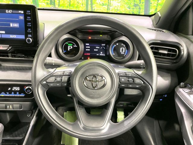 インテリアに合わせたデザインのステアリングは、運転される方のことも考え、運転しやすい形状、大きさです。是非一度、実際に触ってお確かめください。