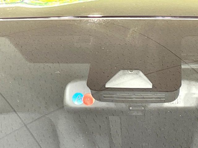 【トヨタセーフティセンス】走行中に前方の車両等を認識し、衝突しそうな時は警報とブレーキで衝突回避と被害軽減をアシスト。より安全にドライブをお楽しみいただけます。