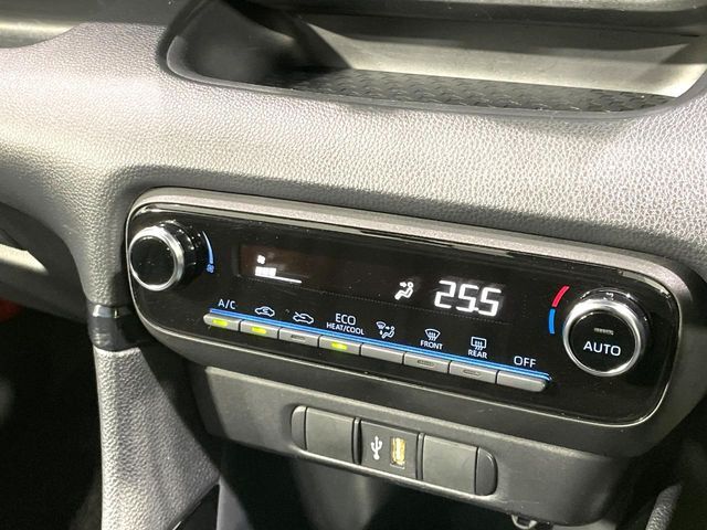 【オートエアコン】一度お好みの温度に設定すれば、車内の温度を検知し風量や温度を自動で調整。暑い…寒い…と何度もスイッチ操作をする必要はありません。快適な車内空間には必須の機能ですね♪
