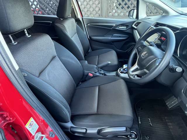 運転席の足元は広々としており、座席は大きく前後にスライド出来るので自分に合ったポジションで運転する事が出来ます♪アクセルやブレーキにクセもなくとても運転のしやすい車両です♪