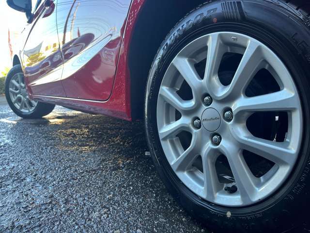ボディとマッチした純正アルミ装着車となっております♪ガリキズやブレーキダスト等の汚れも少なくキレイな状態です♪車は足元からと言葉がピッタリな車両です♪夏・冬タイヤのご相談もお気軽にお申し付けください♪
