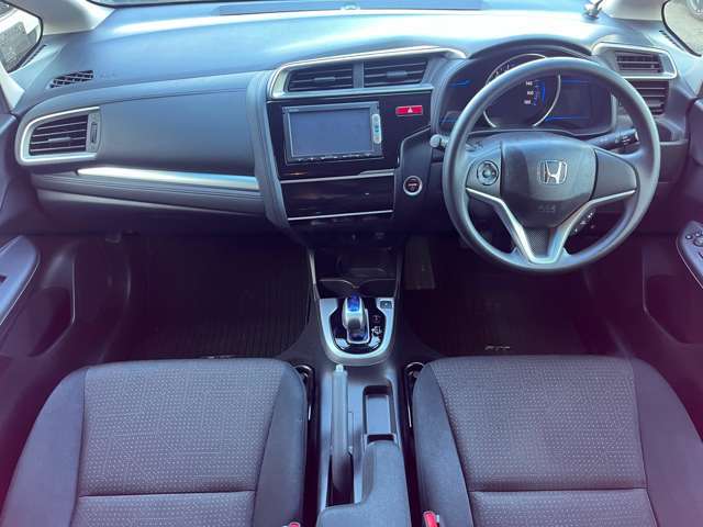 車内はご覧の通り清潔感のある室内でございます♪スイッチ類などもシンプルな操作のしやすいものですので機械が苦手な方でも安心ですね♪