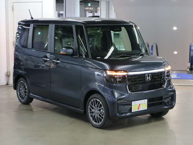 雨が降ってもゆったりと車選びができる全天候型立体展示場！エスカレーター完備！