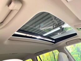【サンルーフ】開放感たっぷりの希少装備、サンルーフが装着されています！車内に明かりを取り入れたり景色を楽しむ以外にも、車内の空気も簡単に換気できて快適です！