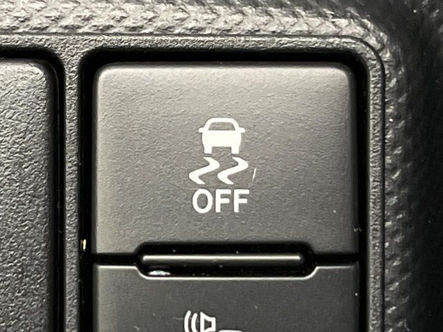 【横滑り防止装置】車両の横滑りを感知すると、自動的に車両の進行方向を保つように車両を制御します。雨の日など滑りやすい路面状況でも安全な運転が可能です。