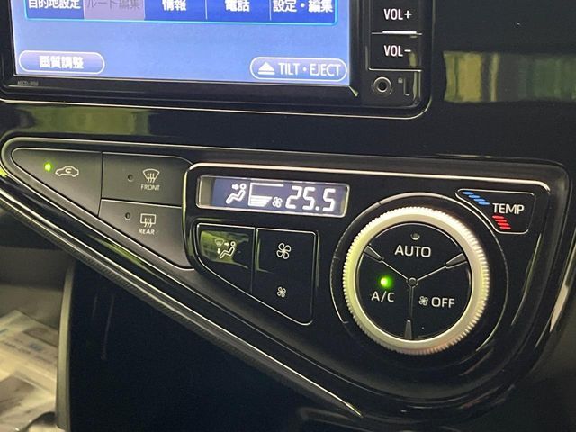【オートエアコン】一度お好みの温度に設定すれば、車内の温度を検知し風量や温度を自動で調整。暑い…寒い…と何度もスイッチ操作をする必要はありません。快適な車内空間には必須の機能ですね♪