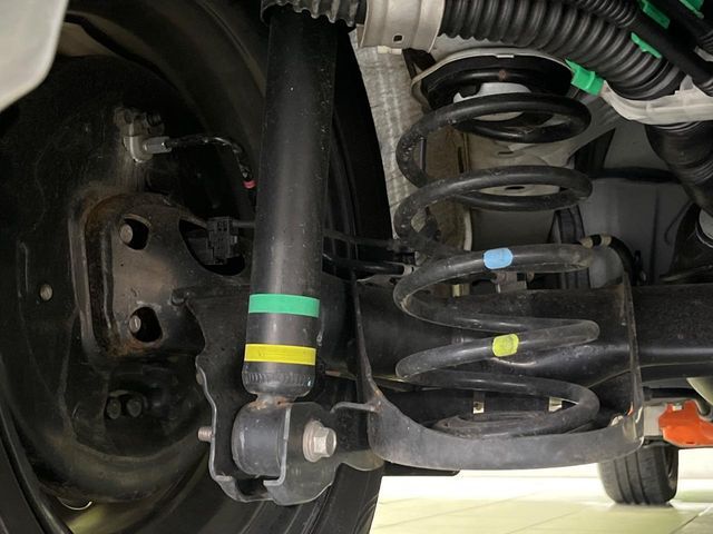 お車を安心してお乗りいただく為には、足回りの定期点検が欠かせません。サービスサポート（有償保証）では無料点検もご提供しており、安心のカーライフをお過ごしいただけるサポート体制が整っています。