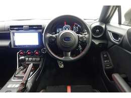 スポーティームード溢れる運転席周りですね。　クイックなドライビングに対応できるよな運転席回りになっています。　ドライブがますます楽しくなりますね！