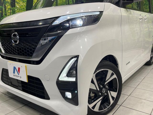 【LEDヘッドライト】悪天候や夜間走行時も良好な視界を確保し安心して運転できる高輝度LEDヘッドライトを装備！点灯速度が早く、消費電力も抑えられています。
