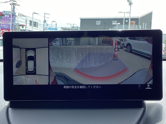 狭い場所での駐車やすれ違いなどでより的確な運転操作に役立つ360°ビューモニターが装備されています。