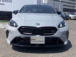 【キドニーグリル】BMWは約90年もの間、ほぼ全ての車両にひと目でBMWだと分かるこの特徴的なフロントグリルが備えられ、デザイン・アイコンとして親しまれてきました。