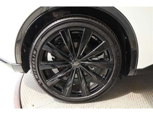 純正アルミホイール【タイヤサイズ235/45R21】