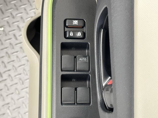 パワーウィンドウのスイッチですよ。　運転席に居ながら窓を開け閉めのコントロールできますよ。　ロック機能で、子供がイタズラして窓を開けるという事も無くなりますよ。