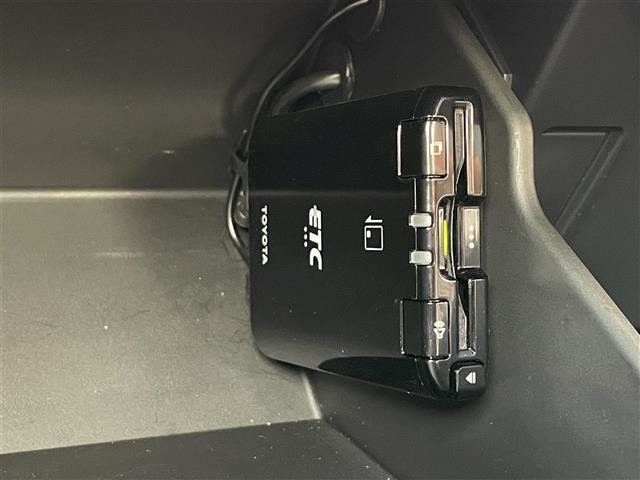 【ETC】有料道路を利用する際に料金所で停止することなく通過できる、ETC車載器（ノンストップ自動料金収受システム機器）が装備されています。セットアップを行うことで利用可能になります。