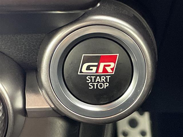 【衝突軽減ブレーキ】衝突するおそれが高い場合、音と光で注意して強いブレーキングを行い、衝突回避・被害軽減を支援します。機能には限界があるためご注意ください。