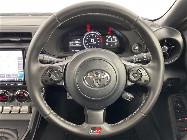 【ステアリングリモコン】手元のボタンから、オーディオやナビなどの操作ができるので、よそ見をせずに安全に運転に集中できます！