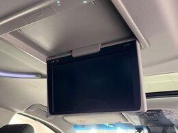 【フリップダウンモニター】家族や友人とお出かけする機会が多い方に大人気のフリップダウンモニター！大画面モニターで車内はエンタメ空間！退屈しがちな長距離ドライブも楽しい時間に変わります！