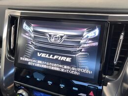 【純正ナビ】人気の純正ナビを装備しております。ナビの使いやすさはもちろん、オーディオ機能も充実！キャンプや旅行はもちろん、通勤や買い物など普段のドライブも楽しくなるはず♪