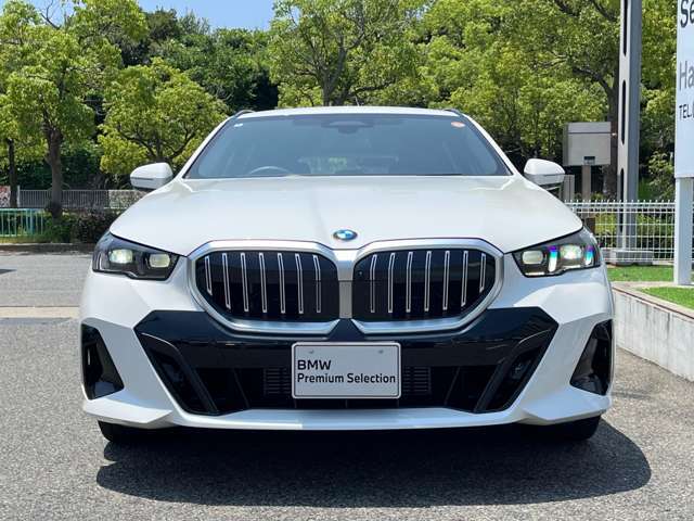【キドニーグリル】BMWは約90年もの間、ほぼ全ての車両にひと目でBMWだと分かるこの特徴的なフロントグリルが備えられ、デザイン・アイコンとして親しまれてきました。