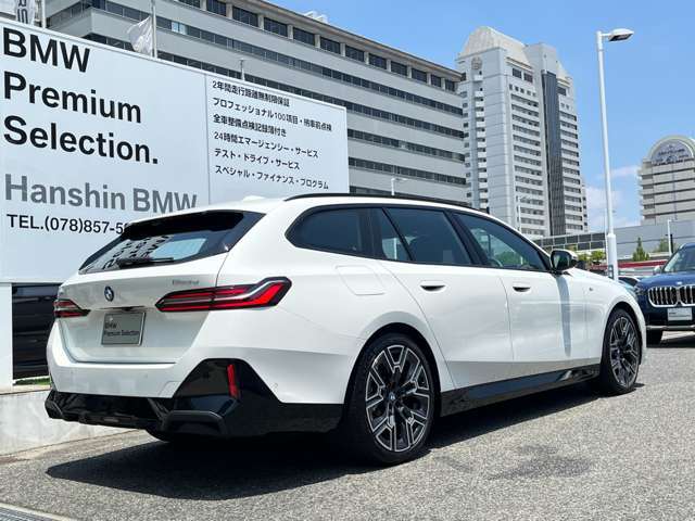 【前後重量配分50：50】重たいエンジンを出来るだけ車両中央に配置して搭載。重たいバッテリーをあえてトランク下部に配置する等の拘りの設計。「駆け抜ける歓び」をご体感下さい。