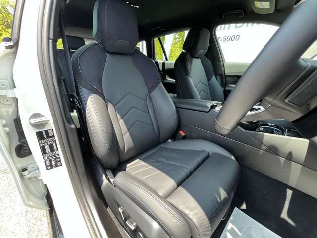 【コックピットシート】BMW車の主役席。車体中央にくる様に配置し車両重心とが一致する事でドライバーと車との一体感あるドライビングを実現。人間工学に基づき形成した形状が長時間のドライブ疲労も軽減します！