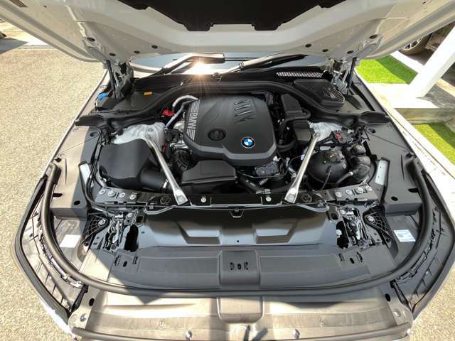 【BMWクリーンディーゼル】市場をリードするディーゼルエンジン。低回転ステージ専用ターボが走り出しから効果的に過給を行いスムーズな発進加速や低燃費を実現。ディーゼルの常識を超えたスポーティな走りを！