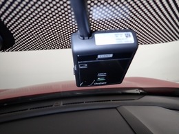 もしもの衝突の時、あなたの走行状態をしっかりと記録するドライブレコーダーも付いているので、万が一の時にも安心です。