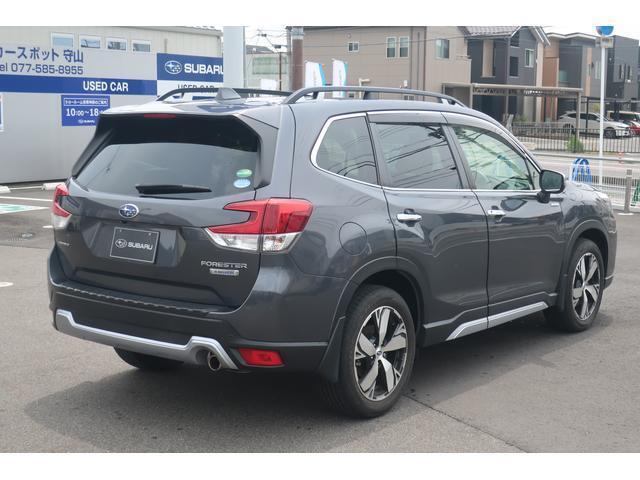 視界の妨げとなるピラーやドアミラーを工夫しスバルの車は前後左右どこからでも1M程度の高さの物が認識できるよう設計されています。例えば車の周りに子供がいてもすぐに認識でき事故を未然に防ぐことができます