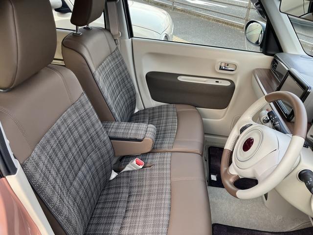 フロントシートはベンチシートです。インパネシフトで足元は広々。運転席と助手席はウォークスルーできます。