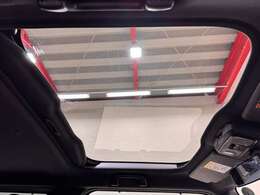 【ガラスルーフ】光や開放感をもたらすガラスルーフが装着！車内が非常に明るく広々とした空間になります！！日差しの強さや車内温度の調整も可能です！