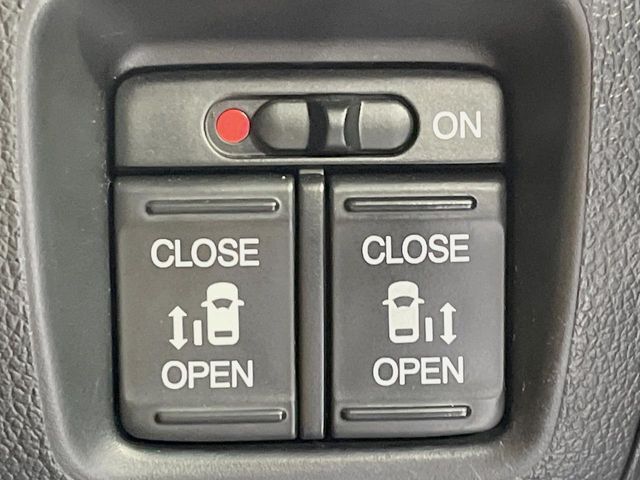【両側パワースライドドア】スマートキーや運転席のスイッチで後席両側スライドドアの開閉が可能♪電動だから力を入れてドアを開ける必要が無く、小さなお子様でも簡単に開け閉めでき快適です♪