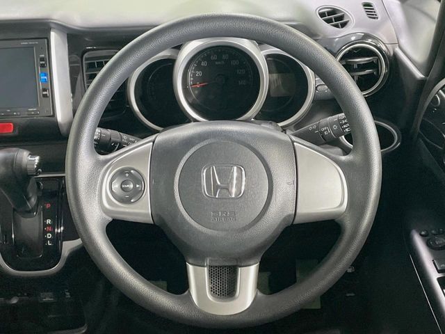 インテリアに合わせたデザインのステアリングは、運転される方のことも考え、運転しやすい形状、大きさです。是非一度、実際に触ってお確かめください。