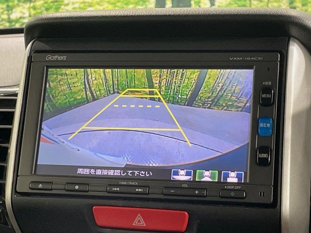 【バックカメラ】駐車時に後方がリアルタイム映像で確認できます。大型商業施設や立体駐車場での駐車時や、夜間のバック時に大活躍！運転スキルに関わらず、今や必須となった装備のひとつです！