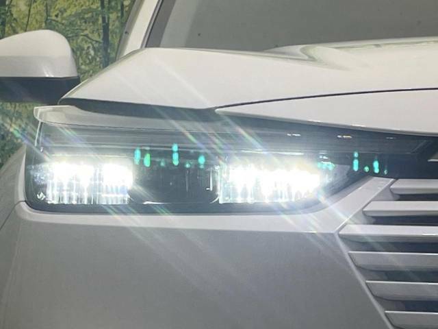 【LEDヘッドライト】悪天候や夜間走行時も良好な視界を確保し安心して運転できる高輝度LEDヘッドライトを装備！点灯速度が早く、消費電力も抑えられています。