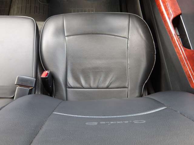 運転席も広々とゆったりしております。広いと乗り降りも楽ですし、運転時も疲れにくく、運転しやすいです！