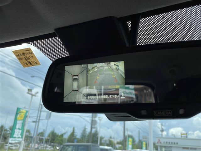 【デジタルルームミラー】車両後方カメラの映像をルームミラーに映すことが出来ます。 そのため、後席に人や荷物があって後方が見えづらい場合でもしっかり視界を確保することが出来ます。