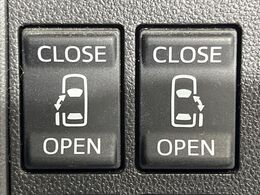 【両側パワースライドドア】スマートキーや運転席のスイッチで後席両側スライドドアの開閉が可能♪電動だから力を入れてドアを開ける必要が無く、小さなお子様でも簡単に開け閉めでき快適です♪