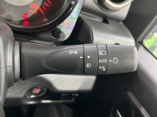 【オートライト】周りの明るさに応じて自動でヘッドライトの点灯・消灯ができる機能です！ライトの付け忘れ・消し忘れなどが無くなり、雨の日や夕方の走行も安心！トンネル通過時も便利ですね♪