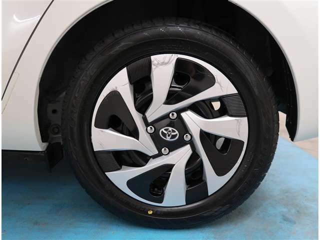 【タイヤ・ホイール】タイヤサイズ185/60R15の純正ホイールです。タイヤ溝は約7mmになります。