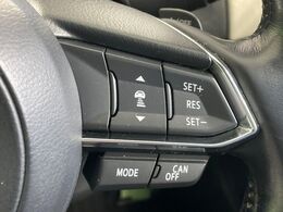 【マツダ・レーダークルーズコントロール】高速道路での長距離走行が楽に！自動で速度を保つクルーズコントロールが、衝突軽減システムと連携し、前方の車両を感知して車間を保つように速度調節してくれます！！