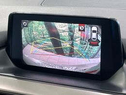 【バックカメラ】駐車時に後方がリアルタイム映像で確認できます。大型商業施設や立体駐車場での駐車時や、夜間のバック時に大活躍！運転スキルに関わらず、今や必須となった装備のひとつです！