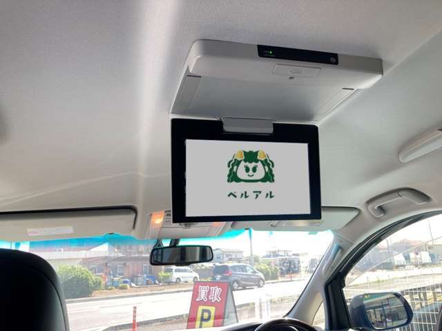 【後席モニター】後席にフリップダウンモニター付いておりますので、お子様も長旅でも飽きません☆
