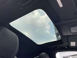 人気オプションのサンルーフが装備された車両です。室内の解放感が高まり、見た目も引き締まった特別なお車となります！
