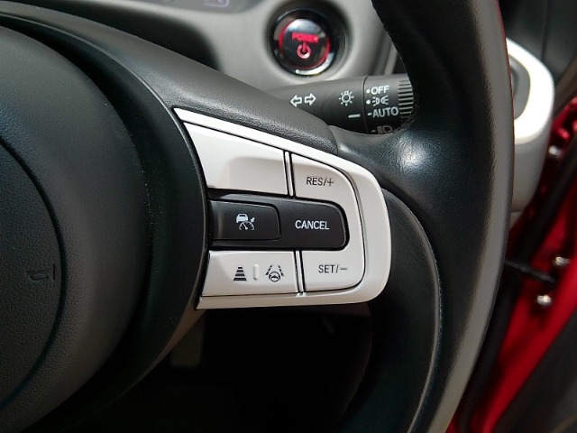 多彩な安心・快適機能を搭載した先進の安全運転支援システムのHonda　SENSINGを搭載しております。