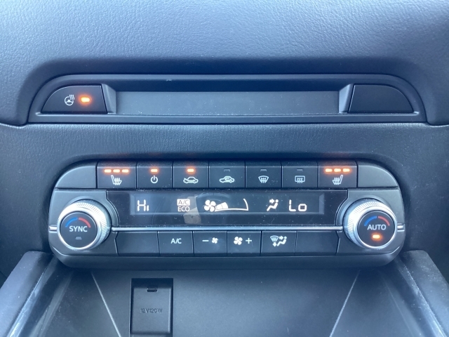 温度の設定のみで快適な風量やモードなどを自動調整してくれるフルオートエアコンを装備！さらにステアリングヒーターとシートヒーターが装備されていますので、寒い冬の日でも快適なドライブをお楽しみいただけます