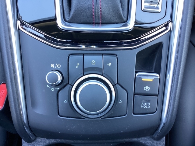 手元を見なくてもノールックで直感的に操作が出来るコマンダーコントロール。さらにブレーキペダルから足を離しても、停止状態を維持するオートホールド機能付き！