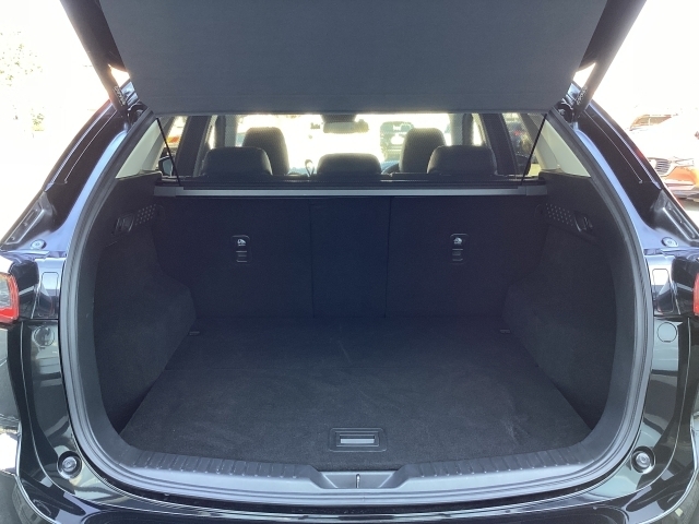 ラゲッジルームの広さはもちろん、4:2:4分割可倒式シートバックにより、様々なシチュエーションに応じた使い方ができます。